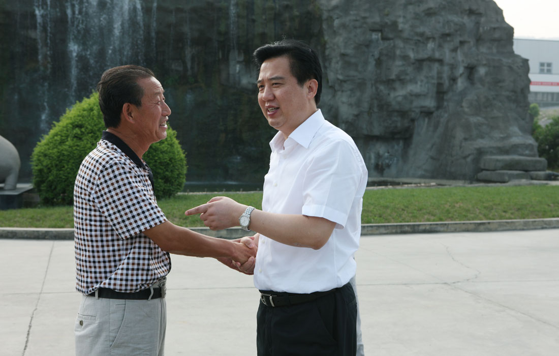 2012年8月，宜昌市委書記黃楚平與東圣董事長(zhǎng)親切交談。 