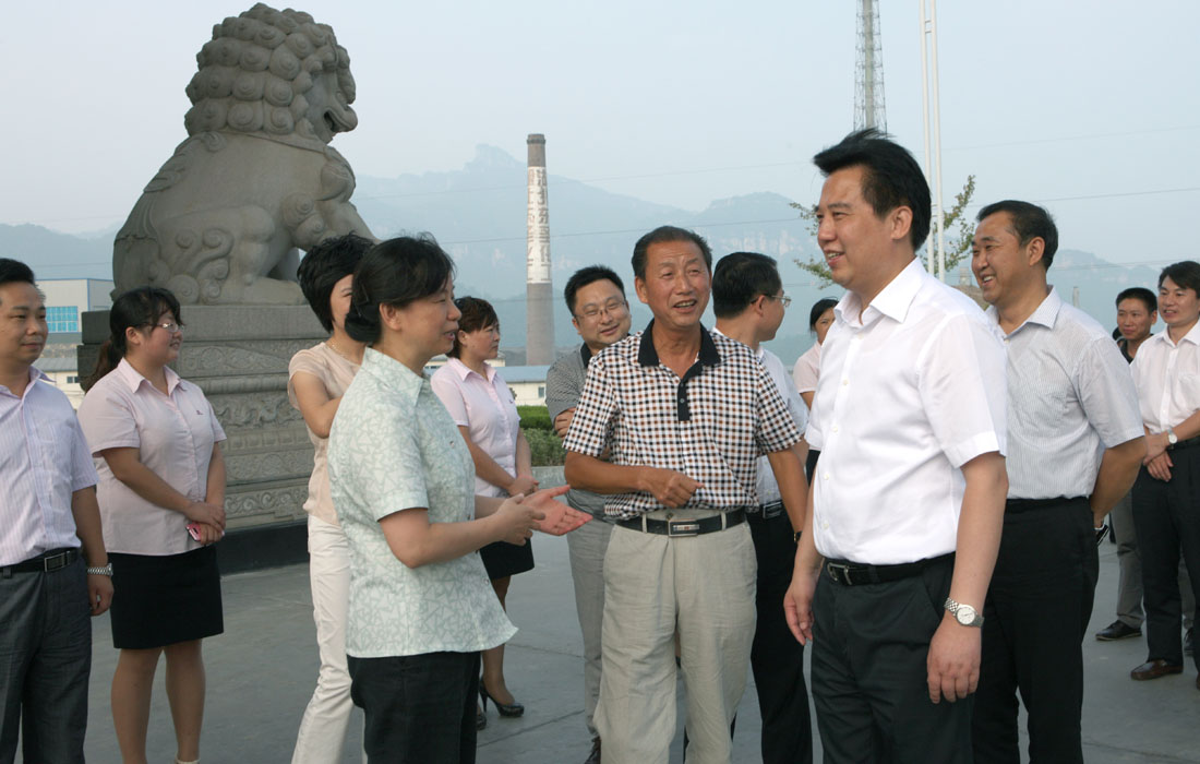 2012年8月，省委常委、宜昌市委書記黃楚平到東圣集團(tuán)調(diào)研。